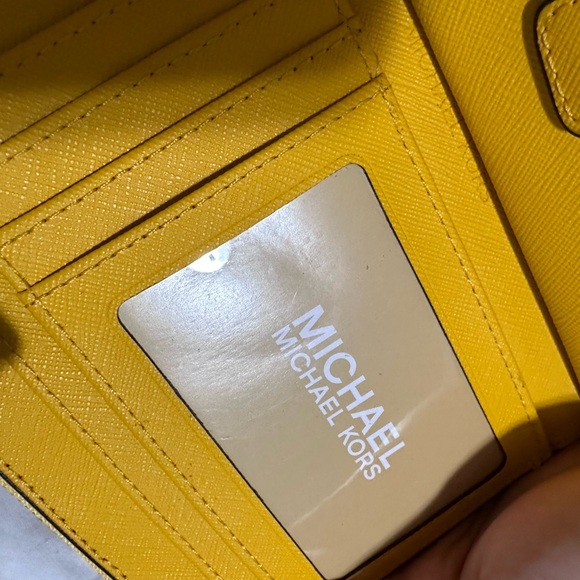 Michael Kors Travel Jet Set Tech Wallet - Picture 10 of 11